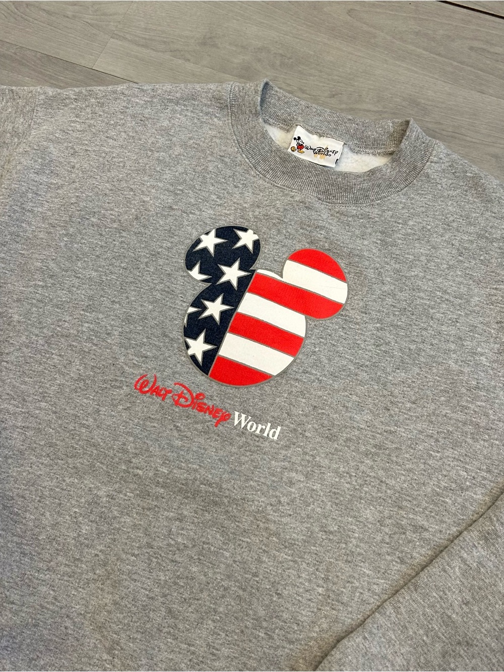 Vintage Walt Disney World USA Flag Mickey Mouse Crewneck Sweatshirt Gray Men’s L